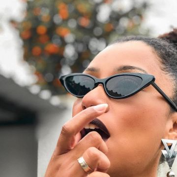 Les lunettes de soleil effet oeil de chat noir Stradivarius de Marcia Pacheco sur Instagram (casadepaete)