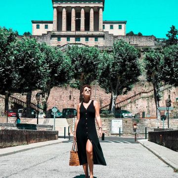 Robe décolleté en V boutonnée sur le devant porté par l'influenceuse lyonnaise laroxstyle sur son compte Instagram