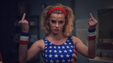 The headband to wrist habs Liberty Belle / Debbie Eagan (Betty Gilpin) in GLOW