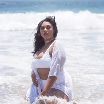 Le pareo de plage blanc porté par Chantelle Tyler Brown sur son compte Instagram