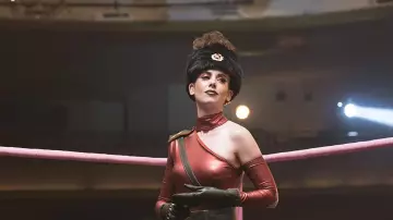 La chapka de l'armée soviet' de Zoya the Destroya / Ruth Wilder (Alison Brie) dans Glow