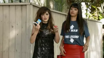 Le t-shirt "The Man The Legend" de Cece Parekh (Hannah Simone) dans New Girl S04E18