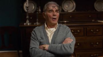El chaleco gris claro de Burt (Robert Forster) en Lo que tenían