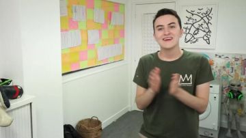 The green T-shirt khaki with a crown Jean-Michel Basquiat worn by Hugo Posay in his video "The worst google searches in 2018"