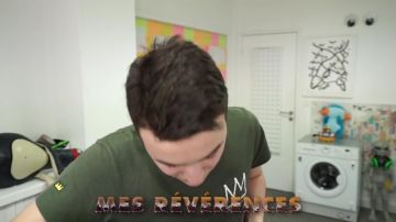 The audio headset green Razer Kraken Pro on the dummy alien in the background of the youtube video "The worst google searches in 2018" Hugo Posay