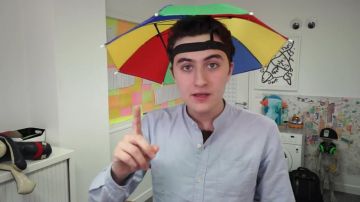 The cap umbrella multicolor worn by Hugo Posay in his YouTube video "The day I almost died"