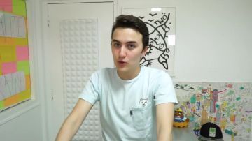 The white T-Shirt with a cat in the pocket the finger Rip N Dip Hugo Posay in his YouTube video "The French are they smart"