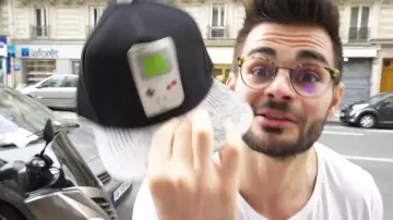 The hat Nintendo black Gameboy Patch exchanged by Charles in the Youtube video of Hugo Posay "we exchanged a pen against an iPhone"