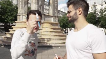 Pens 4 color BIC exchanged by Hugo Posay and Charles (@fastgoodcuisine) in the YouTube video "We exchanged a pen against an iPhone"