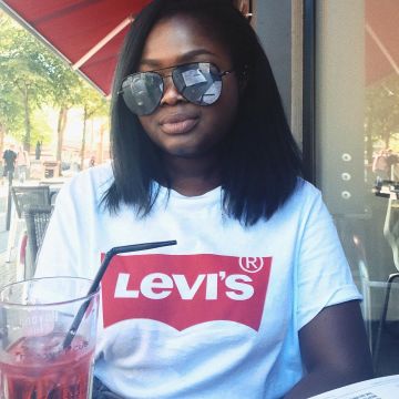 Camiseta blanca de Levi's de Miss Gloria en su cuenta de Instagram
