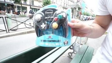 The nintedo gamecube exchanged by Charles in the video of Hugo Posay "We exchanged a pen against an iPhone"