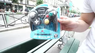 The nintedo gamecube exchanged by Charles in the video of Hugo Posay "We exchanged a pen against an iPhone"
