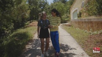 Le jogging bleu Nike avec bande jaune et blanche de Moha La Squale dans Luna