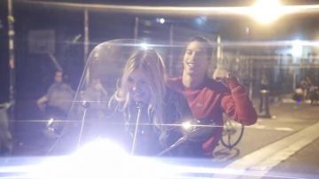 Le pull col rond Lacoste rouge de Moha La Squale dans Luna