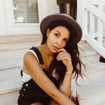 The denim dress from the maternity range by Safia Vendome on his account Instagram