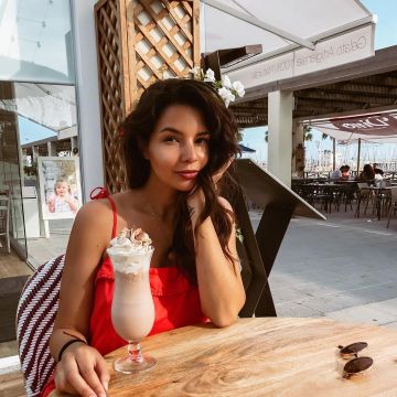 The red dress from the brand Sézane scope by Safia Vendome on his account Instagram
