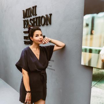 The black dress worn by Safia Vendome on his account Instagram