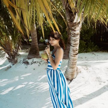 The striped dress blue Asos worn by Safia Vendome on his account Instagram