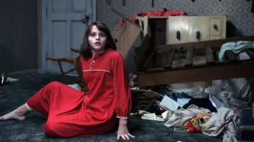 The red nightgown of Janet Hodgson (Madison Wolfe) in the movie the Conjuring 2