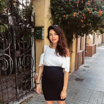 The pencil skirt in black worn by Safia Vendome on his account Instagram