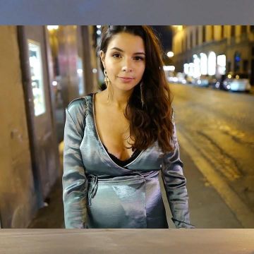 The long earrings worn by Safia Vendome on his account Instagram