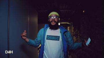 The K-way two-tone of Kikesa in the video clip "Lodge"