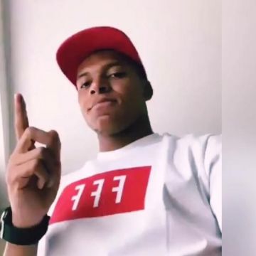 Camiseta FFF blanca de Kylian Mbappé (roja) en el avión en Instagram