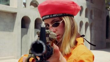 La boina naranja de "Amplitude" del extra en el video musical de Siboy "Hooded"