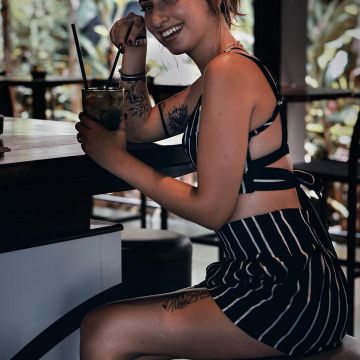 Los pantalones cortos negros con rayas blancas que lleva Sweetieytb en su cuenta de Instagram
