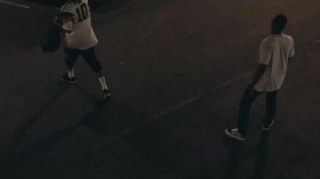 Sneakers black Vans Old Skool worn by Jay Rock in his clip OSOM