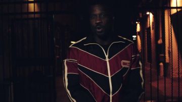 La veste bleu 80's Gucci que porte Jay Rock dans son clip Es Tales