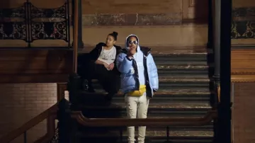 Les looks de King's Dead : le t-shirt oversize à logo Gucci porté par une figurante dans le clip de Jay Rock, Kendrick Lamar, Future, James Blake