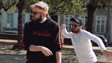 Le sweatshirt Ellesse rouge à bandes porté par Alex dans le clip NANCY (DDH#21) de KIKESA