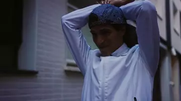 La gorra a cuadros de Lacoste que lleva Moha La Squale en su clip Luna