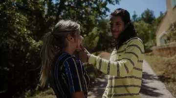 El suéter Lacoste a rayas amarillas usado por Moha La Squale en su clip Luna