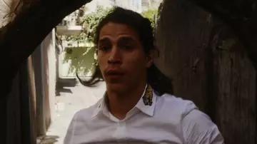 La camisa blanca de Gucci que lleva Loha La Squale en su clip Luna