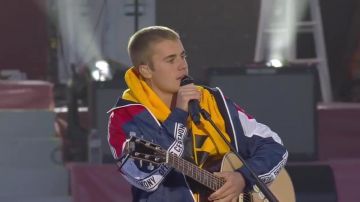 La veste tricolore de Justin Bieber pour le One Love Manchester (opening ceremony 2017)