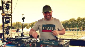 La camiseta gris de Levi's usada por un DJ en el clip Sniper Ensemble
