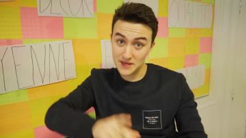 Sweatshirt black "Friend or Faux" Midas Hugo Posay in his YouTube video "I choose the fate of a stranger"