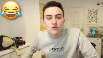 The gray sweater "Adventure" stressed worn by Hugo Posay in his YouTube video "The hidden feature of Snapchat"