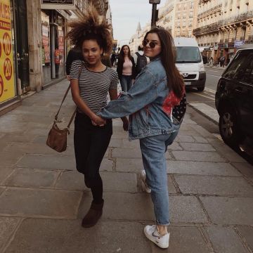 The sunglasses of the brand Ray-ban worn by Clara Marz on his account Instagram