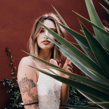 Le Camisole courte en crochet  vu  sur le compte instagram de sweetieytb