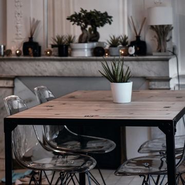 Les chaises transparentes vues  sur le compte Instagram de Sweetieytb