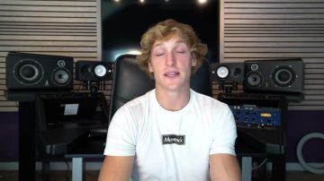 The t-shirt white box logo Maverick Logan Paul in his video youtube "Logan Paul reads mean tweets"