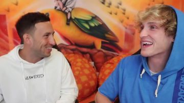 the hooded t-shirt blue Maverick Logan Paul in his video youtube "Pretending to be Jake Paul for a day !"