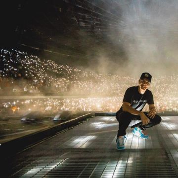 Sneakers Air Jordan 1 Retro High Off White "off White Unc"  worn by Logic on his Instagram account