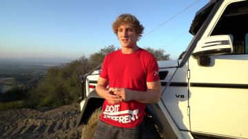 The red t-shirt "do it different" Maverick Logan Paul in his video youtube "This is the end of Logan paul vlog"