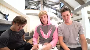 Le sweat à capuche gris et rose Maverick de Logan Paul dans sa video "Saying Goodbye"