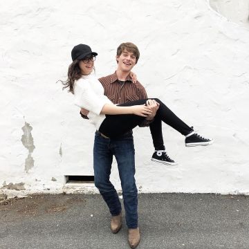 Los zapatos negros Converse All Star Hi usados por Bailee Madison en su cuenta de Instagram
