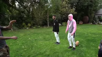 Le jogging blanc bande noire Maverick de Logan Paul dans sa video "Saying Goodbye"